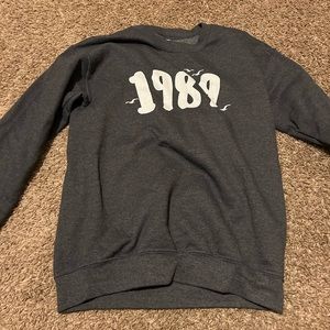 1989 taylor swift grey crew neck size small